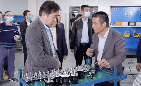 Gobierno y empresa se unen para el desarrollo | El secretario del Comité del Partido de la ciudad de Huangjiang, Su Dong, inspecciona iHF