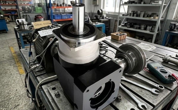 Integraci&oacute;n de servomotor simplificada: una gu&iacute;a pr&aacute;ctica para el montaje y configuraci&oacute;n de la caja de cambios servo de &aacute;ngulo recto Newgear